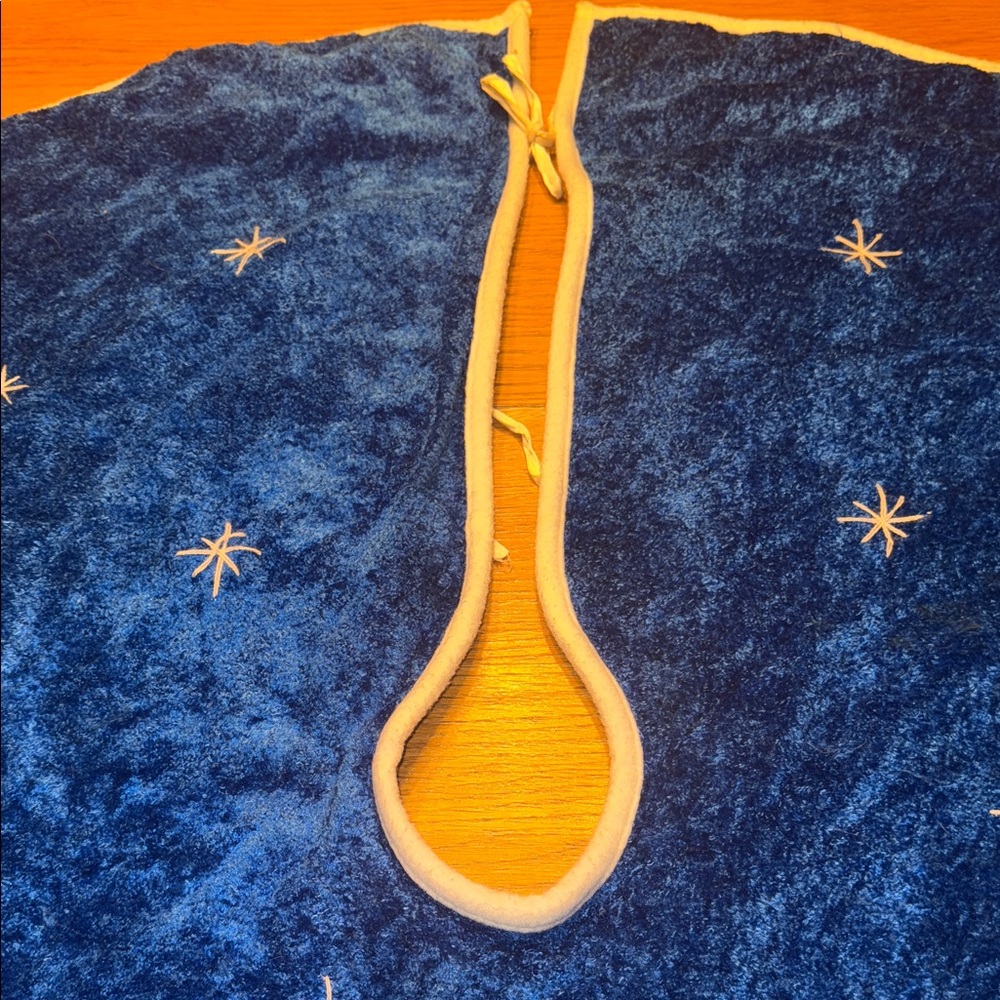 Blue Snowman Tree Skirt - Picture 3 of 3